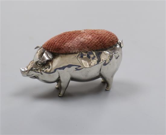 An Edwardian novelty silver pin cushion, modelled as a pig, Henry Matthews, Chester, 1909, length 63mm.